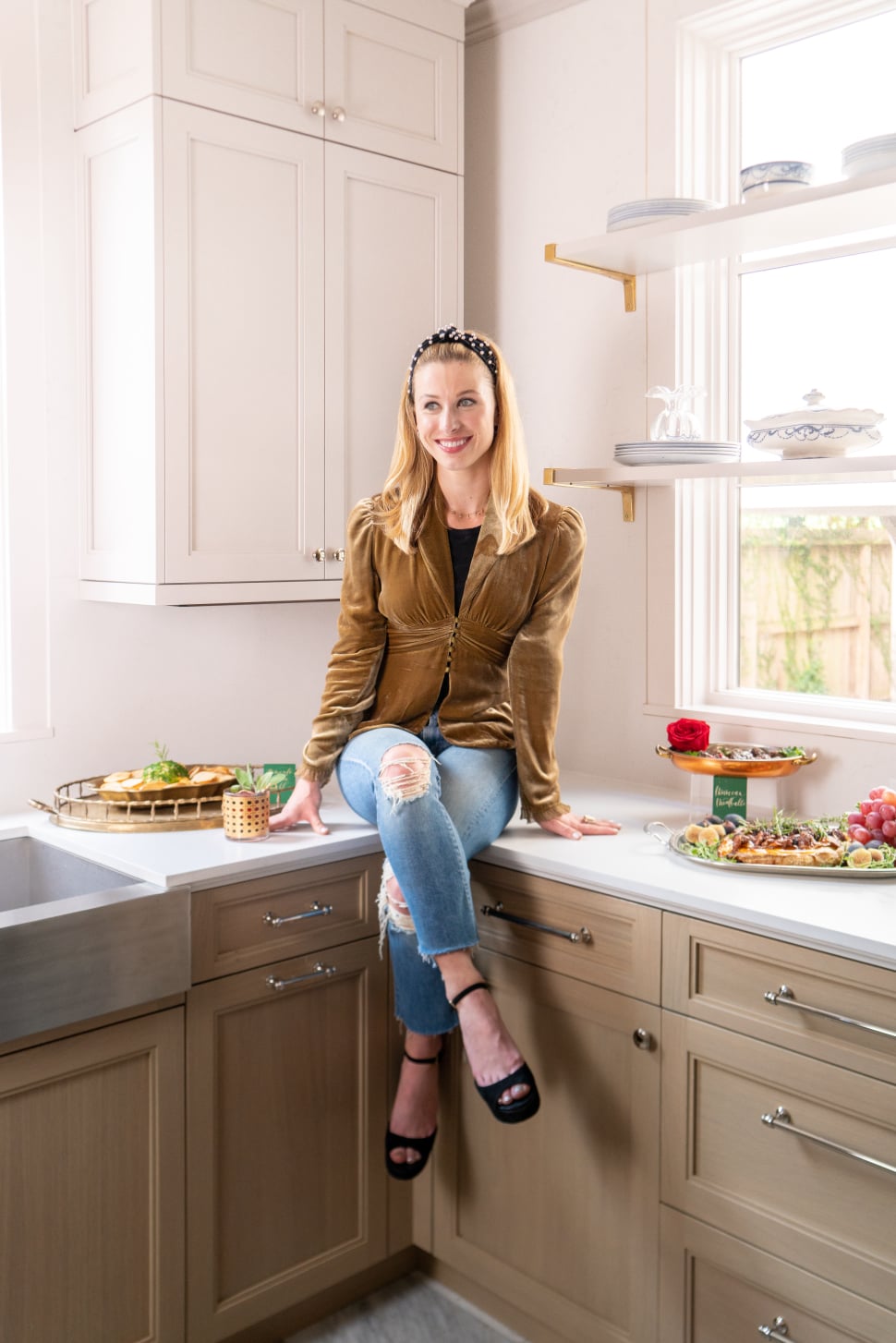 Kelli Bunch strikes a pose in the kitchen of interior designer, Laura Umansky
