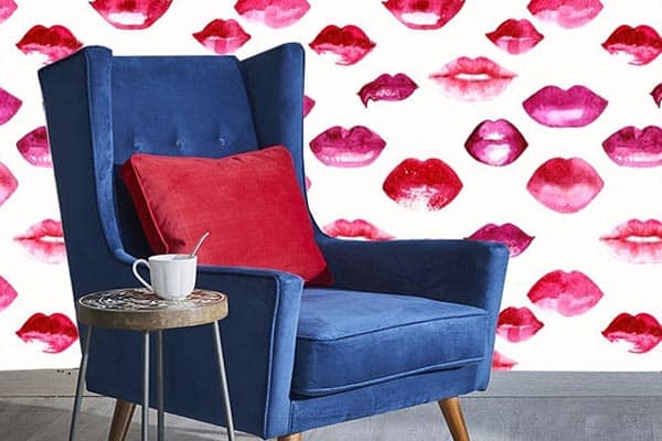 Muchos besos in this fun wallpaper from Olivia + Poppy.