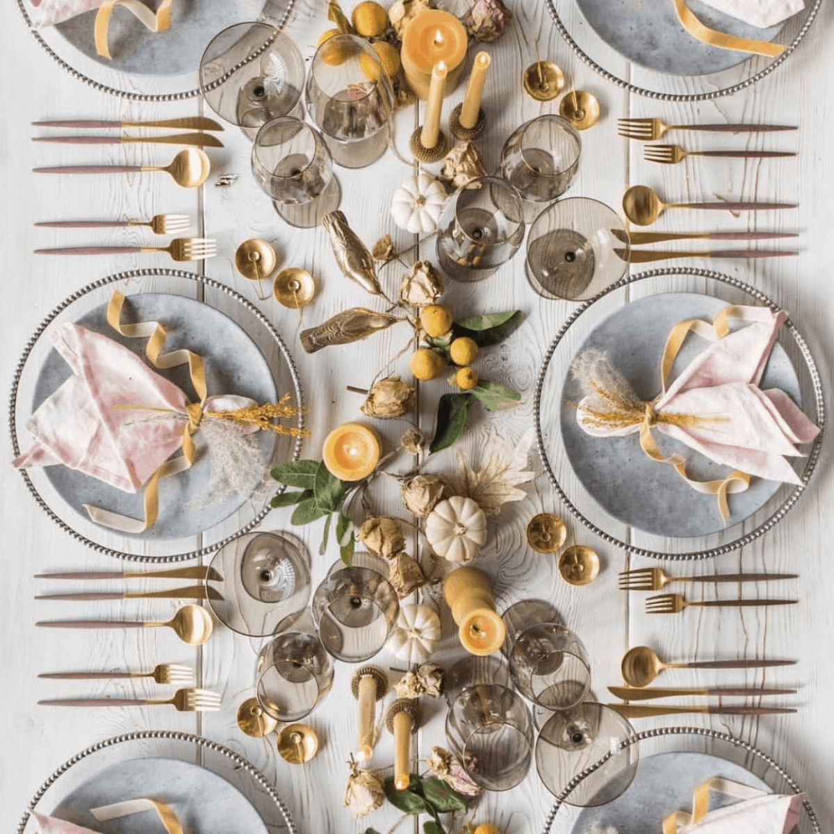 Textured, minimalist Thanksgiving table design from Casa de Perrin 