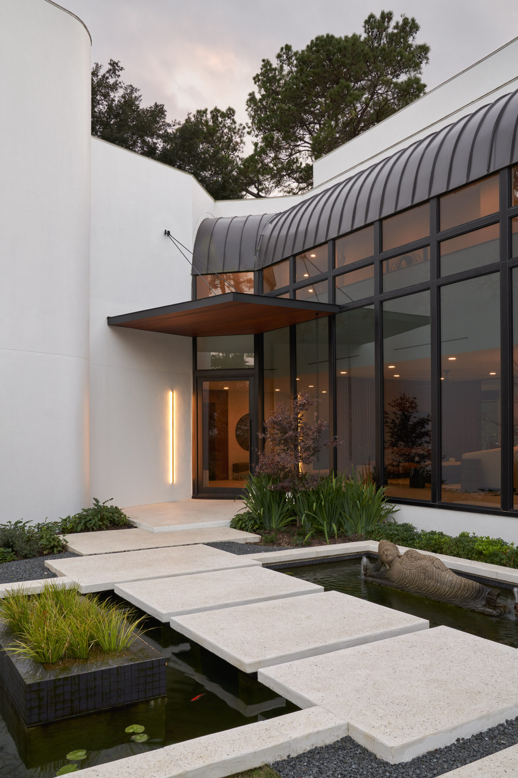 The exterior of the River Oaks Modern Home in Houston, TX designed by Laura U