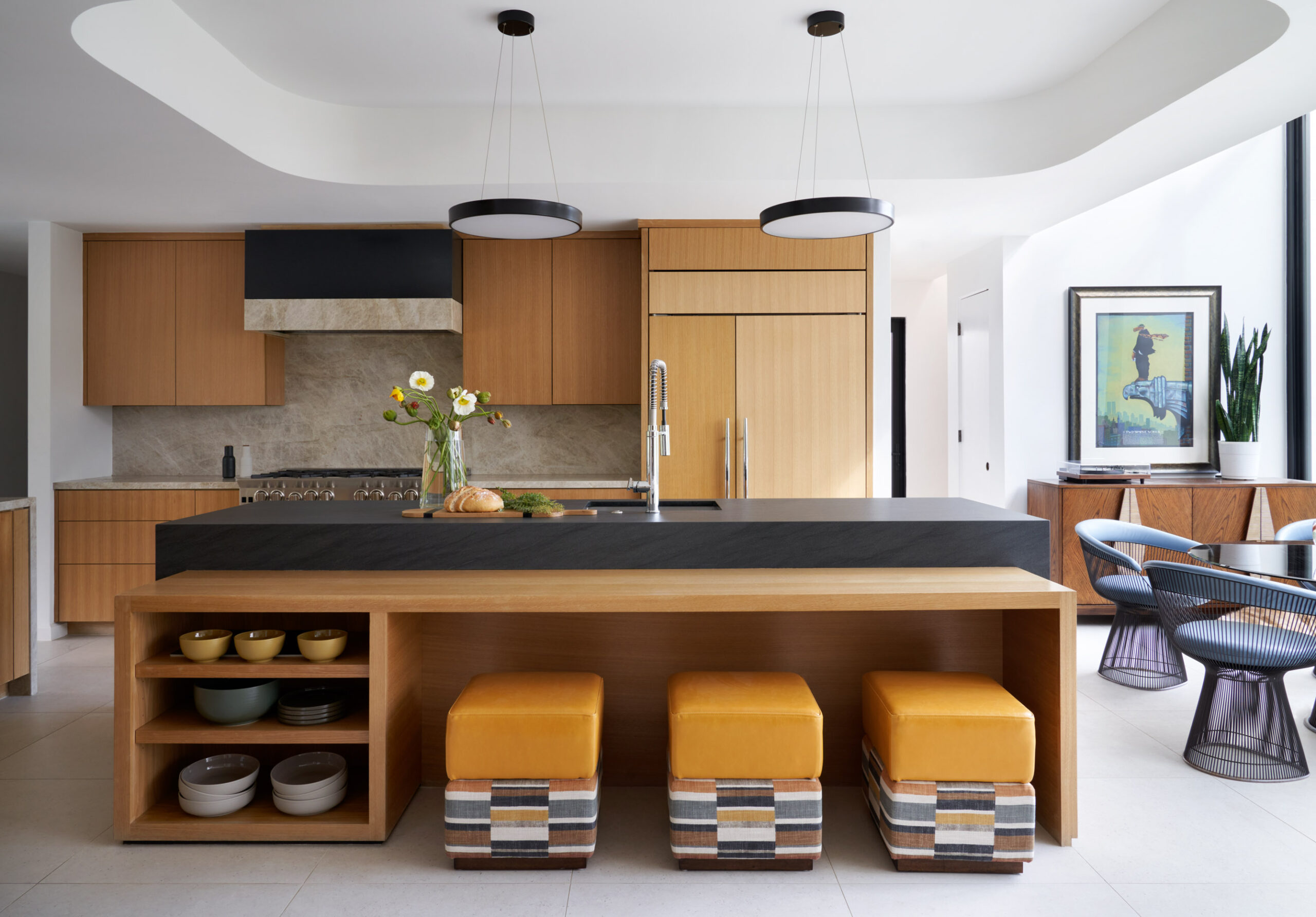 A modern kitchen in River Oaks, Houston, TX designed by Laura U Design Collective